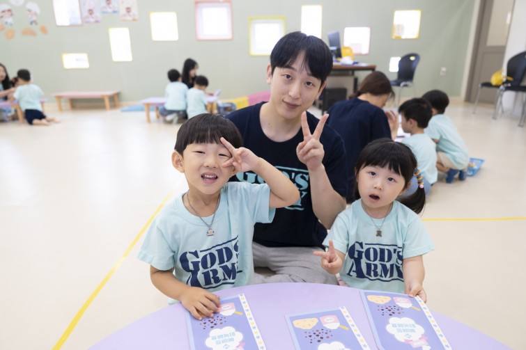 YTo1ODp7czo4OiJGaWxlTmFtZSI7czo0MDoiMzJkMDk3ZDktYmZhZC00YWQ2LWE1NTktYzc0N2ZiYjRlNmZlLmpwZyI7czoxMjoiRmlsZURhdGVUaW1lIjtpOjE3NTMxNDY1NzI7czo4OiJGaWxlU2l6ZSI7aTo4NTk5Njc7czo4OiJGaWxlVHlwZSI7aToyO3M6ODoiTWltZVR5cGUiO3M6MTA6ImltYWdlL2pwZWciO3M6MTM6IlNlY3Rpb25zRm91bmQiO3M6MzA6IkFOWV9UQUcsIElGRDAsIFRIVU1CTkFJTCwgRVhJRiI7czo4OiJDT01QVVRFRCI7YTo5OntzOjQ6Imh0bWwiO3M6MjY6IndpZHRoPSIxNzUyIiBoZWlnaHQ9IjExNjgiIjtzOjY6IkhlaWdodCI7aToxMTY4O3M6NToiV2lkdGgiO2k6MTc1MjtzOjc6IklzQ29sb3IiO2k6MTtzOjE3OiJCeXRlT3JkZXJNb3Rvcm9sYSI7aTowO3M6MTU6IkFwZXJ0dXJlRk51bWJlciI7czo1OiJmLzIuOCI7czo5OiJDb3B5cmlnaHQiO3M6NDoiWUFCQyI7czoxODoiVGh1bWJuYWlsLkZpbGVUeXBlIjtpOjI7czoxODoiVGh1bWJuYWlsLk1pbWVUeXBlIjtzOjEwOiJpbWFnZS9qcGVnIjt9czo0OiJNYWtlIjtzOjQ6IlNPTlkiO3M6NToiTW9kZWwiO3M6ODoiSUxDRS03TTQiO3M6MTE6IlhSZXNvbHV0aW9uIjtzOjU6IjI0MC8xIjtzOjExOiJZUmVzb2x1dGlvbiI7czo1OiIyNDAvMSI7czoxNDoiUmVzb2x1dGlvblVuaXQiO2k6MjtzOjg6IlNvZnR3YXJlIjtzOjUwOiJBZG9iZSBQaG90b3Nob3AgTGlnaHRyb29tIENsYXNzaWMgMTQuNCAoTWFjaW50b3NoKSI7czo4OiJEYXRlVGltZSI7czoxOToiMjAyNTowNzoyMiAwOTo1ODo1MyI7czo2OiJBcnRpc3QiO3M6NzoiWUFCQ19TRyI7czo5OiJDb3B5cmlnaHQiO3M6NDoiWUFCQyI7czoxNjoiRXhpZl9JRkRfUG9pbnRlciI7aToyNTI7czo5OiJUSFVNQk5BSUwiO2E6Njp7czoxMToiQ29tcHJlc3Npb24iO2k6NjtzOjExOiJYUmVzb2x1dGlvbiI7czo0OiI3Mi8xIjtzOjExOiJZUmVzb2x1dGlvbiI7czo0OiI3Mi8xIjtzOjE0OiJSZXNvbHV0aW9uVW5pdCI7aToyO3M6MjE6IkpQRUdJbnRlcmNoYW5nZUZvcm1hdCI7aToxMDM4O3M6Mjc6IkpQRUdJbnRlcmNoYW5nZUZvcm1hdExlbmd0aCI7aToxMzg0Njt9czoxMjoiRXhwb3N1cmVUaW1lIjtzOjQ6IjEvNjAiO3M6NzoiRk51bWJlciI7czo1OiIyOC8xMCI7czoxNToiRXhwb3N1cmVQcm9ncmFtIjtpOjE7czoxNToiSVNPU3BlZWRSYXRpbmdzIjtpOjE2MDtzOjE5OiJVbmRlZmluZWRUYWc6MHg4ODMwIjtpOjI7czoxOToiVW5kZWZpbmVkVGFnOjB4ODgzMiI7aToxNjA7czoxMToiRXhpZlZlcnNpb24iO3M6NDoiMDIzMiI7czoxNjoiRGF0ZVRpbWVPcmlnaW5hbCI7czoxOToiMjAyNTowNzoyMCAxMjoxMToxNyI7czoxNzoiRGF0ZVRpbWVEaWdpdGl6ZWQiO3M6MTk6IjIwMjU6MDc6MjAgMTI6MTE6MTciO3M6MTk6IlVuZGVmaW5lZFRhZzoweDkwMTAiO3M6NjoiKzA5OjAwIjtzOjE5OiJVbmRlZmluZWRUYWc6MHg5MDExIjtzOjY6IiswOTowMCI7czoxOToiVW5kZWZpbmVkVGFnOjB4OTAxMiI7czo2OiIrMDk6MDAiO3M6MTc6IlNodXR0ZXJTcGVlZFZhbHVlIjtzOjE1OiI1OTA2ODkxLzEwMDAwMDAiO3M6MTM6IkFwZXJ0dXJlVmFsdWUiO3M6MTU6IjI5NzA4NTQvMTAwMDAwMCI7czoxNToiQnJpZ2h0bmVzc1ZhbHVlIjtzOjEwOiIxMDE3NC8yNTYwIjtzOjE3OiJFeHBvc3VyZUJpYXNWYWx1ZSI7czo0OiIwLzEwIjtzOjE2OiJNYXhBcGVydHVyZVZhbHVlIjtzOjc6Ijc2MC8yNTYiO3M6MTI6Ik1ldGVyaW5nTW9kZSI7aTo1O3M6MTE6IkxpZ2h0U291cmNlIjtpOjA7czo1OiJGbGFzaCI7aToxMztzOjExOiJGb2NhbExlbmd0aCI7czo2OiIyNDAvMTAiO3M6MTg6IlN1YlNlY1RpbWVPcmlnaW5hbCI7czozOiIzMTkiO3M6MTk6IlN1YlNlY1RpbWVEaWdpdGl6ZWQiO3M6MzoiMzE5IjtzOjEwOiJDb2xvclNwYWNlIjtpOjY1NTM1O3M6MjE6IkZvY2FsUGxhbmVYUmVzb2x1dGlvbiI7czoxNDoiNjQ0NDkzMzkvMzI3NjgiO3M6MjE6IkZvY2FsUGxhbmVZUmVzb2x1dGlvbiI7czoxNDoiNjQ0NDkzMzkvMzI3NjgiO3M6MjQ6IkZvY2FsUGxhbmVSZXNvbHV0aW9uVW5pdCI7aTozO3M6MTA6IkZpbGVTb3VyY2UiO3M6MToiAyI7czo5OiJTY2VuZVR5cGUiO3M6MToiASI7czoxNDoiQ3VzdG9tUmVuZGVyZWQiO2k6MDtzOjEyOiJFeHBvc3VyZU1vZGUiO2k6MTtzOjEyOiJXaGl0ZUJhbGFuY2UiO2k6MTtzOjE2OiJEaWdpdGFsWm9vbVJhdGlvIjtzOjU6IjE2LzE2IjtzOjIxOiJGb2NhbExlbmd0aEluMzVtbUZpbG0iO2k6MjQ7czoxNjoiU2NlbmVDYXB0dXJlVHlwZSI7aTowO3M6ODoiQ29udHJhc3QiO2k6MDtzOjEwOiJTYXR1cmF0aW9uIjtpOjA7czo5OiJTaGFycG5lc3MiO2k6MDtzOjE5OiJVbmRlZmluZWRUYWc6MHhBNDMyIjthOjQ6e2k6MDtzOjY6IjI0MC8xMCI7aToxO3M6NjoiNzAwLzEwIjtpOjI7czo1OiIyOC8xMCI7aTozO3M6NToiMjgvMTAiO31zOjE5OiJVbmRlZmluZWRUYWc6MHhBNDM0IjtzOjIxOiJGRSAyNC03MG1tIEYyLjggR00gSUkiO30=