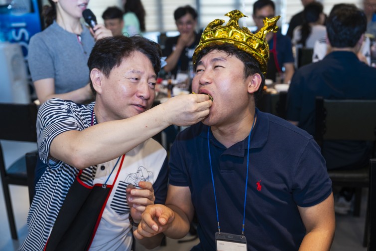 YTo1ODp7czo4OiJGaWxlTmFtZSI7czo0MDoiM2U5Y2NhNzktYWJhZC00M2MyLTlmMGUtODMzOWJmYWM4ZTJiLmpwZyI7czoxMjoiRmlsZURhdGVUaW1lIjtpOjE3NTcyMjM3MTE7czo4OiJGaWxlU2l6ZSI7aToxMzc5ODQzO3M6ODoiRmlsZVR5cGUiO2k6MjtzOjg6Ik1pbWVUeXBlIjtzOjEwOiJpbWFnZS9qcGVnIjtzOjEzOiJTZWN0aW9uc0ZvdW5kIjtzOjMwOiJBTllfVEFHLCBJRkQwLCBUSFVNQk5BSUwsIEVYSUYiO3M6ODoiQ09NUFVURUQiO2E6OTp7czo0OiJodG1sIjtzOjI2OiJ3aWR0aD0iMTc1MiIgaGVpZ2h0PSIxMTY4IiI7czo2OiJIZWlnaHQiO2k6MTE2ODtzOjU6IldpZHRoIjtpOjE3NTI7czo3OiJJc0NvbG9yIjtpOjE7czoxNzoiQnl0ZU9yZGVyTW90b3JvbGEiO2k6MDtzOjE1OiJBcGVydHVyZUZOdW1iZXIiO3M6NToiZi8yLjgiO3M6OToiQ29weXJpZ2h0IjtzOjQ6IllBQkMiO3M6MTg6IlRodW1ibmFpbC5GaWxlVHlwZSI7aToyO3M6MTg6IlRodW1ibmFpbC5NaW1lVHlwZSI7czoxMDoiaW1hZ2UvanBlZyI7fXM6NDoiTWFrZSI7czo0OiJTT05ZIjtzOjU6Ik1vZGVsIjtzOjg6IklMQ0UtN000IjtzOjExOiJYUmVzb2x1dGlvbiI7czo1OiIyNDAvMSI7czoxMToiWVJlc29sdXRpb24iO3M6NToiMjQwLzEiO3M6MTQ6IlJlc29sdXRpb25Vbml0IjtpOjI7czo4OiJTb2Z0d2FyZSI7czo1MjoiQWRvYmUgUGhvdG9zaG9wIExpZ2h0cm9vbSBDbGFzc2ljIDE0LjUuMSAoTWFjaW50b3NoKSI7czo4OiJEYXRlVGltZSI7czoxOToiMjAyNTowOTowNyAxNDo0MDowNCI7czo2OiJBcnRpc3QiO3M6NzoiWUFCQ19TRyI7czo5OiJDb3B5cmlnaHQiO3M6NDoiWUFCQyI7czoxNjoiRXhpZl9JRkRfUG9pbnRlciI7aToyNTQ7czo5OiJUSFVNQk5BSUwiO2E6Njp7czoxMToiQ29tcHJlc3Npb24iO2k6NjtzOjExOiJYUmVzb2x1dGlvbiI7czo0OiI3Mi8xIjtzOjExOiJZUmVzb2x1dGlvbiI7czo0OiI3Mi8xIjtzOjE0OiJSZXNvbHV0aW9uVW5pdCI7aToyO3M6MjE6IkpQRUdJbnRlcmNoYW5nZUZvcm1hdCI7aToxMDQwO3M6Mjc6IkpQRUdJbnRlcmNoYW5nZUZvcm1hdExlbmd0aCI7aToxNzczMTt9czoxMjoiRXhwb3N1cmVUaW1lIjtzOjU6IjEvMjUwIjtzOjc6IkZOdW1iZXIiO3M6NToiMjgvMTAiO3M6MTU6IkV4cG9zdXJlUHJvZ3JhbSI7aToxO3M6MTU6IklTT1NwZWVkUmF0aW5ncyI7aTo2NDA7czoxOToiVW5kZWZpbmVkVGFnOjB4ODgzMCI7aToyO3M6MTk6IlVuZGVmaW5lZFRhZzoweDg4MzIiO2k6NjQwO3M6MTE6IkV4aWZWZXJzaW9uIjtzOjQ6IjAyMzIiO3M6MTY6IkRhdGVUaW1lT3JpZ2luYWwiO3M6MTk6IjIwMjU6MDk6MDYgMTY6NDE6MDkiO3M6MTc6IkRhdGVUaW1lRGlnaXRpemVkIjtzOjE5OiIyMDI1OjA5OjA2IDE2OjQxOjA5IjtzOjE5OiJVbmRlZmluZWRUYWc6MHg5MDEwIjtzOjY6IiswOTowMCI7czoxOToiVW5kZWZpbmVkVGFnOjB4OTAxMSI7czo2OiIrMDk6MDAiO3M6MTk6IlVuZGVmaW5lZFRhZzoweDkwMTIiO3M6NjoiKzA5OjAwIjtzOjE3OiJTaHV0dGVyU3BlZWRWYWx1ZSI7czoxNToiNzk2NTc4NC8xMDAwMDAwIjtzOjEzOiJBcGVydHVyZVZhbHVlIjtzOjE1OiIyOTcwODU0LzEwMDAwMDAiO3M6MTU6IkJyaWdodG5lc3NWYWx1ZSI7czo5OiIzODU0LzI1NjAiO3M6MTc6IkV4cG9zdXJlQmlhc1ZhbHVlIjtzOjQ6IjAvMTAiO3M6MTY6Ik1heEFwZXJ0dXJlVmFsdWUiO3M6NzoiNzYwLzI1NiI7czoxMjoiTWV0ZXJpbmdNb2RlIjtpOjU7czoxMToiTGlnaHRTb3VyY2UiO2k6MDtzOjU6IkZsYXNoIjtpOjEzO3M6MTE6IkZvY2FsTGVuZ3RoIjtzOjY6IjQwMC8xMCI7czoxODoiU3ViU2VjVGltZU9yaWdpbmFsIjtzOjM6IjI3MyI7czoxOToiU3ViU2VjVGltZURpZ2l0aXplZCI7czozOiIyNzMiO3M6MTA6IkNvbG9yU3BhY2UiO2k6NjU1MzU7czoyMToiRm9jYWxQbGFuZVhSZXNvbHV0aW9uIjtzOjE0OiI2NDQ0OTMzOS8zMjc2OCI7czoyMToiRm9jYWxQbGFuZVlSZXNvbHV0aW9uIjtzOjE0OiI2NDQ0OTMzOS8zMjc2OCI7czoyNDoiRm9jYWxQbGFuZVJlc29sdXRpb25Vbml0IjtpOjM7czoxMDoiRmlsZVNvdXJjZSI7czoxOiIDIjtzOjk6IlNjZW5lVHlwZSI7czoxOiIBIjtzOjE0OiJDdXN0b21SZW5kZXJlZCI7aTowO3M6MTI6IkV4cG9zdXJlTW9kZSI7aToxO3M6MTI6IldoaXRlQmFsYW5jZSI7aToxO3M6MTY6IkRpZ2l0YWxab29tUmF0aW8iO3M6NToiMTYvMTYiO3M6MjE6IkZvY2FsTGVuZ3RoSW4zNW1tRmlsbSI7aTo0MDtzOjE2OiJTY2VuZUNhcHR1cmVUeXBlIjtpOjA7czo4OiJDb250cmFzdCI7aTowO3M6MTA6IlNhdHVyYXRpb24iO2k6MDtzOjk6IlNoYXJwbmVzcyI7aTowO3M6MTk6IlVuZGVmaW5lZFRhZzoweEE0MzIiO2E6NDp7aTowO3M6NjoiMjQwLzEwIjtpOjE7czo2OiI3MDAvMTAiO2k6MjtzOjU6IjI4LzEwIjtpOjM7czo1OiIyOC8xMCI7fXM6MTk6IlVuZGVmaW5lZFRhZzoweEE0MzQiO3M6MjE6IkZFIDI0LTcwbW0gRjIuOCBHTSBJSSI7fQ==