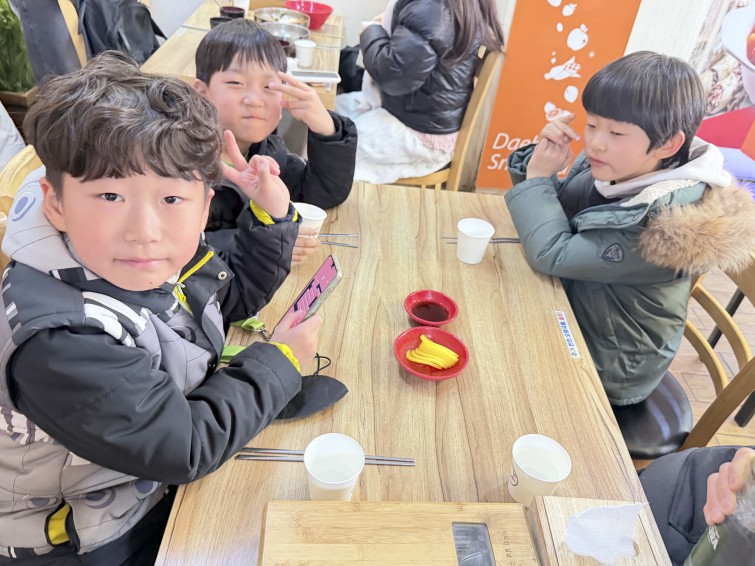 YTo0Nzp7czo4OiJGaWxlTmFtZSI7czo0MDoiNjM2NWU1MTItMmZhMi00ZWI1LThkMzMtMDkyNTU4NTVmMjhkLmpwZyI7czoxMjoiRmlsZURhdGVUaW1lIjtpOjE3Njk2NTA4NDU7czo4OiJGaWxlU2l6ZSI7aToxNzY0NzU4O3M6ODoiRmlsZVR5cGUiO2k6MjtzOjg6Ik1pbWVUeXBlIjtzOjEwOiJpbWFnZS9qcGVnIjtzOjEzOiJTZWN0aW9uc0ZvdW5kIjtzOjMwOiJBTllfVEFHLCBJRkQwLCBUSFVNQk5BSUwsIEVYSUYiO3M6ODoiQ09NUFVURUQiO2E6ODp7czo0OiJodG1sIjtzOjI2OiJ3aWR0aD0iMTk5OSIgaGVpZ2h0PSIxNDk5IiI7czo2OiJIZWlnaHQiO2k6MTQ5OTtzOjU6IldpZHRoIjtpOjE5OTk7czo3OiJJc0NvbG9yIjtpOjE7czoxNzoiQnl0ZU9yZGVyTW90b3JvbGEiO2k6MDtzOjE1OiJBcGVydHVyZUZOdW1iZXIiO3M6NToiZi8xLjgiO3M6MTg6IlRodW1ibmFpbC5GaWxlVHlwZSI7aToyO3M6MTg6IlRodW1ibmFpbC5NaW1lVHlwZSI7czoxMDoiaW1hZ2UvanBlZyI7fXM6NDoiTWFrZSI7czo1OiJBcHBsZSI7czo1OiJNb2RlbCI7czoxMzoiaVBob25lIDE3IFBybyI7czoxMToiWFJlc29sdXRpb24iO3M6NToiMjQwLzEiO3M6MTE6IllSZXNvbHV0aW9uIjtzOjU6IjI0MC8xIjtzOjE0OiJSZXNvbHV0aW9uVW5pdCI7aToyO3M6ODoiU29mdHdhcmUiO3M6NTI6IkFkb2JlIFBob3Rvc2hvcCBMaWdodHJvb20gQ2xhc3NpYyAxNS4xLjEgKE1hY2ludG9zaCkiO3M6ODoiRGF0ZVRpbWUiO3M6MTk6IjIwMjY6MDE6MjkgMTA6Mzk6MjEiO3M6MTY6IkV4aWZfSUZEX1BvaW50ZXIiO2k6MjIwO3M6OToiVEhVTUJOQUlMIjthOjY6e3M6MTE6IkNvbXByZXNzaW9uIjtpOjY7czoxMToiWFJlc29sdXRpb24iO3M6NDoiNzIvMSI7czoxMToiWVJlc29sdXRpb24iO3M6NDoiNzIvMSI7czoxNDoiUmVzb2x1dGlvblVuaXQiO2k6MjtzOjIxOiJKUEVHSW50ZXJjaGFuZ2VGb3JtYXQiO2k6OTE0O3M6Mjc6IkpQRUdJbnRlcmNoYW5nZUZvcm1hdExlbmd0aCI7aToyMTAwMzt9czoxMjoiRXhwb3N1cmVUaW1lIjtzOjQ6IjEvNjAiO3M6NzoiRk51bWJlciI7czo1OiIxOC8xMCI7czoxNToiRXhwb3N1cmVQcm9ncmFtIjtpOjI7czoxNToiSVNPU3BlZWRSYXRpbmdzIjtpOjUwMDtzOjExOiJFeGlmVmVyc2lvbiI7czo0OiIwMjMyIjtzOjE2OiJEYXRlVGltZU9yaWdpbmFsIjtzOjE5OiIyMDI2OjAxOjI1IDEyOjM0OjA4IjtzOjE3OiJEYXRlVGltZURpZ2l0aXplZCI7czoxOToiMjAyNjowMToyNSAxMjozNDowOCI7czoxOToiVW5kZWZpbmVkVGFnOjB4OTAxMCI7czo2OiIrMDk6MDAiO3M6MTk6IlVuZGVmaW5lZFRhZzoweDkwMTEiO3M6NjoiKzA5OjAwIjtzOjE5OiJVbmRlZmluZWRUYWc6MHg5MDEyIjtzOjY6IiswOTowMCI7czoxNzoiU2h1dHRlclNwZWVkVmFsdWUiO3M6MTU6IjU5MDY4OTEvMTAwMDAwMCI7czoxMzoiQXBlcnR1cmVWYWx1ZSI7czoxNToiMTY5NTk5NC8xMDAwMDAwIjtzOjE1OiJCcmlnaHRuZXNzVmFsdWUiO3M6MTE6IjM0MzY2LzE2NTcxIjtzOjE3OiJFeHBvc3VyZUJpYXNWYWx1ZSI7czoxMToiNDQ5NDIvMzM3MTEiO3M6MTI6Ik1ldGVyaW5nTW9kZSI7aTo1O3M6NToiRmxhc2giO2k6MTY7czoxMToiRm9jYWxMZW5ndGgiO3M6MTI6IjI1MTc3My8zNzIxNyI7czoxNToiU3ViamVjdExvY2F0aW9uIjthOjQ6e2k6MDtpOjExOTE7aToxO2k6MTYyNztpOjI7aTo4MzE7aTozO2k6ODMwO31zOjE4OiJTdWJTZWNUaW1lT3JpZ2luYWwiO3M6MzoiNTI3IjtzOjE5OiJTdWJTZWNUaW1lRGlnaXRpemVkIjtzOjM6IjUyNyI7czoxMDoiQ29sb3JTcGFjZSI7aTo2NTUzNTtzOjEzOiJTZW5zaW5nTWV0aG9kIjtpOjI7czo5OiJTY2VuZVR5cGUiO3M6MToiASI7czoxMjoiRXhwb3N1cmVNb2RlIjtpOjA7czoxMjoiV2hpdGVCYWxhbmNlIjtpOjA7czoxNjoiRGlnaXRhbFpvb21SYXRpbyI7czozOiI3LzYiO3M6MjE6IkZvY2FsTGVuZ3RoSW4zNW1tRmlsbSI7aToyODtzOjE2OiJTY2VuZUNhcHR1cmVUeXBlIjtpOjA7czoxOToiVW5kZWZpbmVkVGFnOjB4QTQzMiI7YTo0OntpOjA7czoxNDoiMTU1MTgwMC82OTkwMDkiO2k6MTtzOjc6IjEwODEvNjQiO2k6MjtzOjE0OiIxMjQ0MjM2LzY5OTAwOSI7aTozO3M6ODoiMTQzMy81MTIiO31zOjE5OiJVbmRlZmluZWRUYWc6MHhBNDMzIjtzOjU6IkFwcGxlIjtzOjE5OiJVbmRlZmluZWRUYWc6MHhBNDM0IjtzOjQ3OiJpUGhvbmUgMTcgUHJvIGJhY2sgdHJpcGxlIGNhbWVyYSA2Ljc2NW1tIGYvMS43OCI7fQ==