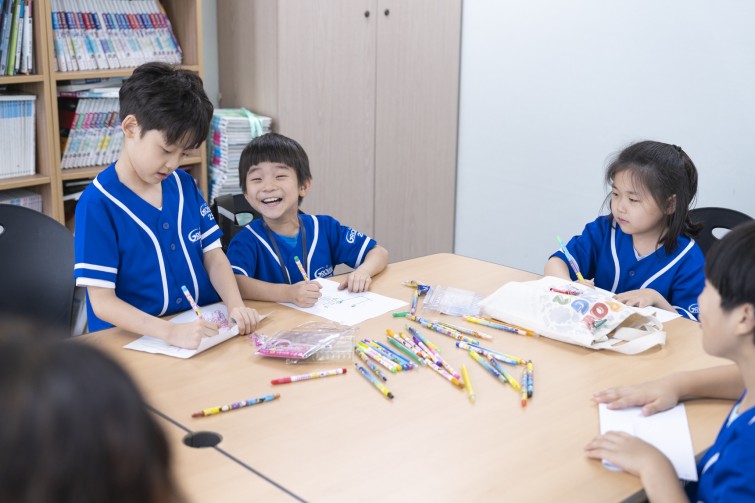 YTo1ODp7czo4OiJGaWxlTmFtZSI7czo0MDoiYjM5ZTBiNjUtYTRkMC00NWQ3LWFiYTUtNWYyMTQ0ZjcyN2U3LmpwZyI7czoxMjoiRmlsZURhdGVUaW1lIjtpOjE3NTc4MjkxMjQ7czo4OiJGaWxlU2l6ZSI7aToxMDQ5MTAwO3M6ODoiRmlsZVR5cGUiO2k6MjtzOjg6Ik1pbWVUeXBlIjtzOjEwOiJpbWFnZS9qcGVnIjtzOjEzOiJTZWN0aW9uc0ZvdW5kIjtzOjMwOiJBTllfVEFHLCBJRkQwLCBUSFVNQk5BSUwsIEVYSUYiO3M6ODoiQ09NUFVURUQiO2E6OTp7czo0OiJodG1sIjtzOjI2OiJ3aWR0aD0iMTcyMSIgaGVpZ2h0PSIxMTQ3IiI7czo2OiJIZWlnaHQiO2k6MTE0NztzOjU6IldpZHRoIjtpOjE3MjE7czo3OiJJc0NvbG9yIjtpOjE7czoxNzoiQnl0ZU9yZGVyTW90b3JvbGEiO2k6MDtzOjE1OiJBcGVydHVyZUZOdW1iZXIiO3M6NToiZi8yLjgiO3M6OToiQ29weXJpZ2h0IjtzOjQ6IllBQkMiO3M6MTg6IlRodW1ibmFpbC5GaWxlVHlwZSI7aToyO3M6MTg6IlRodW1ibmFpbC5NaW1lVHlwZSI7czoxMDoiaW1hZ2UvanBlZyI7fXM6NDoiTWFrZSI7czo0OiJTT05ZIjtzOjU6Ik1vZGVsIjtzOjg6IklMQ0UtN000IjtzOjExOiJYUmVzb2x1dGlvbiI7czo1OiIyNDAvMSI7czoxMToiWVJlc29sdXRpb24iO3M6NToiMjQwLzEiO3M6MTQ6IlJlc29sdXRpb25Vbml0IjtpOjI7czo4OiJTb2Z0d2FyZSI7czo1MjoiQWRvYmUgUGhvdG9zaG9wIExpZ2h0cm9vbSBDbGFzc2ljIDE0LjUuMSAoTWFjaW50b3NoKSI7czo4OiJEYXRlVGltZSI7czoxOToiMjAyNTowOToxNCAxNDo1MDo0NSI7czo2OiJBcnRpc3QiO3M6NzoiWUFCQ19TRyI7czo5OiJDb3B5cmlnaHQiO3M6NDoiWUFCQyI7czoxNjoiRXhpZl9JRkRfUG9pbnRlciI7aToyNTQ7czo5OiJUSFVNQk5BSUwiO2E6Njp7czoxMToiQ29tcHJlc3Npb24iO2k6NjtzOjExOiJYUmVzb2x1dGlvbiI7czo0OiI3Mi8xIjtzOjExOiJZUmVzb2x1dGlvbiI7czo0OiI3Mi8xIjtzOjE0OiJSZXNvbHV0aW9uVW5pdCI7aToyO3M6MjE6IkpQRUdJbnRlcmNoYW5nZUZvcm1hdCI7aToxMDQwO3M6Mjc6IkpQRUdJbnRlcmNoYW5nZUZvcm1hdExlbmd0aCI7aToxNDg4Mjt9czoxMjoiRXhwb3N1cmVUaW1lIjtzOjU6IjEvMTI1IjtzOjc6IkZOdW1iZXIiO3M6NToiMjgvMTAiO3M6MTU6IkV4cG9zdXJlUHJvZ3JhbSI7aToxO3M6MTU6IklTT1NwZWVkUmF0aW5ncyI7aTo0MDA7czoxOToiVW5kZWZpbmVkVGFnOjB4ODgzMCI7aToyO3M6MTk6IlVuZGVmaW5lZFRhZzoweDg4MzIiO2k6NDAwO3M6MTE6IkV4aWZWZXJzaW9uIjtzOjQ6IjAyMzIiO3M6MTY6IkRhdGVUaW1lT3JpZ2luYWwiO3M6MTk6IjIwMjU6MDk6MTQgMTQ6MTQ6MjEiO3M6MTc6IkRhdGVUaW1lRGlnaXRpemVkIjtzOjE5OiIyMDI1OjA5OjE0IDE0OjE0OjIxIjtzOjE5OiJVbmRlZmluZWRUYWc6MHg5MDEwIjtzOjY6IiswOTowMCI7czoxOToiVW5kZWZpbmVkVGFnOjB4OTAxMSI7czo2OiIrMDk6MDAiO3M6MTk6IlVuZGVmaW5lZFRhZzoweDkwMTIiO3M6NjoiKzA5OjAwIjtzOjE3OiJTaHV0dGVyU3BlZWRWYWx1ZSI7czoxNToiNjk2NTc4NC8xMDAwMDAwIjtzOjEzOiJBcGVydHVyZVZhbHVlIjtzOjE1OiIyOTcwODU0LzEwMDAwMDAiO3M6MTU6IkJyaWdodG5lc3NWYWx1ZSI7czo5OiI5ODE0LzI1NjAiO3M6MTc6IkV4cG9zdXJlQmlhc1ZhbHVlIjtzOjQ6IjAvMTAiO3M6MTY6Ik1heEFwZXJ0dXJlVmFsdWUiO3M6NzoiNzYwLzI1NiI7czoxMjoiTWV0ZXJpbmdNb2RlIjtpOjU7czoxMToiTGlnaHRTb3VyY2UiO2k6MjU1O3M6NToiRmxhc2giO2k6MTY7czoxMToiRm9jYWxMZW5ndGgiO3M6NjoiNDcwLzEwIjtzOjE4OiJTdWJTZWNUaW1lT3JpZ2luYWwiO3M6MzoiMzkxIjtzOjE5OiJTdWJTZWNUaW1lRGlnaXRpemVkIjtzOjM6IjM5MSI7czoxMDoiQ29sb3JTcGFjZSI7aTo2NTUzNTtzOjIxOiJGb2NhbFBsYW5lWFJlc29sdXRpb24iO3M6MTQ6IjY0NDQ5MzM5LzMyNzY4IjtzOjIxOiJGb2NhbFBsYW5lWVJlc29sdXRpb24iO3M6MTQ6IjY0NDQ5MzM5LzMyNzY4IjtzOjI0OiJGb2NhbFBsYW5lUmVzb2x1dGlvblVuaXQiO2k6MztzOjEwOiJGaWxlU291cmNlIjtzOjE6IgMiO3M6OToiU2NlbmVUeXBlIjtzOjE6IgEiO3M6MTQ6IkN1c3RvbVJlbmRlcmVkIjtpOjA7czoxMjoiRXhwb3N1cmVNb2RlIjtpOjE7czoxMjoiV2hpdGVCYWxhbmNlIjtpOjE7czoxNjoiRGlnaXRhbFpvb21SYXRpbyI7czo1OiIxNi8xNiI7czoyMToiRm9jYWxMZW5ndGhJbjM1bW1GaWxtIjtpOjQ3O3M6MTY6IlNjZW5lQ2FwdHVyZVR5cGUiO2k6MDtzOjg6IkNvbnRyYXN0IjtpOjA7czoxMDoiU2F0dXJhdGlvbiI7aTowO3M6OToiU2hhcnBuZXNzIjtpOjA7czoxOToiVW5kZWZpbmVkVGFnOjB4QTQzMiI7YTo0OntpOjA7czo2OiIyNDAvMTAiO2k6MTtzOjY6IjcwMC8xMCI7aToyO3M6NToiMjgvMTAiO2k6MztzOjU6IjI4LzEwIjt9czoxOToiVW5kZWZpbmVkVGFnOjB4QTQzNCI7czoyMToiRkUgMjQtNzBtbSBGMi44IEdNIElJIjt9