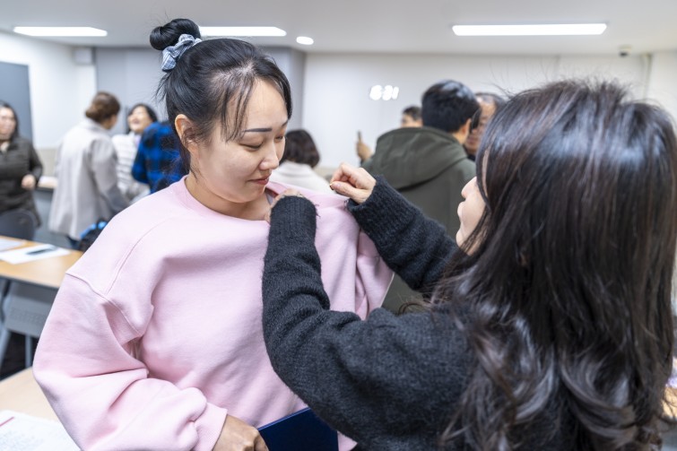 YTo1ODp7czo4OiJGaWxlTmFtZSI7czo0MDoiZTBlMjM5MzgtY2Q5Ni00MjYxLTllNTAtZjMzY2VjMjBiN2Q1LmpwZyI7czoxMjoiRmlsZURhdGVUaW1lIjtpOjE3NjUxNjY5NzI7czo4OiJGaWxlU2l6ZSI7aToxOTY2NzA1O3M6ODoiRmlsZVR5cGUiO2k6MjtzOjg6Ik1pbWVUeXBlIjtzOjEwOiJpbWFnZS9qcGVnIjtzOjEzOiJTZWN0aW9uc0ZvdW5kIjtzOjMwOiJBTllfVEFHLCBJRkQwLCBUSFVNQk5BSUwsIEVYSUYiO3M6ODoiQ09NUFVURUQiO2E6OTp7czo0OiJodG1sIjtzOjI2OiJ3aWR0aD0iMjQwMCIgaGVpZ2h0PSIxNjAwIiI7czo2OiJIZWlnaHQiO2k6MTYwMDtzOjU6IldpZHRoIjtpOjI0MDA7czo3OiJJc0NvbG9yIjtpOjE7czoxNzoiQnl0ZU9yZGVyTW90b3JvbGEiO2k6MDtzOjE1OiJBcGVydHVyZUZOdW1iZXIiO3M6NToiZi8yLjgiO3M6OToiQ29weXJpZ2h0IjtzOjQ6IllBQkMiO3M6MTg6IlRodW1ibmFpbC5GaWxlVHlwZSI7aToyO3M6MTg6IlRodW1ibmFpbC5NaW1lVHlwZSI7czoxMDoiaW1hZ2UvanBlZyI7fXM6NDoiTWFrZSI7czo0OiJTT05ZIjtzOjU6Ik1vZGVsIjtzOjg6IklMQ0UtN000IjtzOjExOiJYUmVzb2x1dGlvbiI7czo1OiIyNDAvMSI7czoxMToiWVJlc29sdXRpb24iO3M6NToiMjQwLzEiO3M6MTQ6IlJlc29sdXRpb25Vbml0IjtpOjI7czo4OiJTb2Z0d2FyZSI7czo1MjoiQWRvYmUgUGhvdG9zaG9wIExpZ2h0cm9vbSBDbGFzc2ljIDE0LjEuMSAoTWFjaW50b3NoKSI7czo4OiJEYXRlVGltZSI7czoxOToiMjAyNToxMjowOCAxMzowOTowOSI7czo2OiJBcnRpc3QiO3M6NzoiWUFCQ19TRyI7czo5OiJDb3B5cmlnaHQiO3M6NDoiWUFCQyI7czoxNjoiRXhpZl9JRkRfUG9pbnRlciI7aToyNTQ7czo5OiJUSFVNQk5BSUwiO2E6Njp7czoxMToiQ29tcHJlc3Npb24iO2k6NjtzOjExOiJYUmVzb2x1dGlvbiI7czo0OiI3Mi8xIjtzOjExOiJZUmVzb2x1dGlvbiI7czo0OiI3Mi8xIjtzOjE0OiJSZXNvbHV0aW9uVW5pdCI7aToyO3M6MjE6IkpQRUdJbnRlcmNoYW5nZUZvcm1hdCI7aToxMDQwO3M6Mjc6IkpQRUdJbnRlcmNoYW5nZUZvcm1hdExlbmd0aCI7aToxNDA5NTt9czoxMjoiRXhwb3N1cmVUaW1lIjtzOjQ6IjEvNjAiO3M6NzoiRk51bWJlciI7czo1OiIyOC8xMCI7czoxNToiRXhwb3N1cmVQcm9ncmFtIjtpOjE7czoxNToiSVNPU3BlZWRSYXRpbmdzIjtpOjEwMDtzOjE5OiJVbmRlZmluZWRUYWc6MHg4ODMwIjtpOjI7czoxOToiVW5kZWZpbmVkVGFnOjB4ODgzMiI7aToxMDA7czoxMToiRXhpZlZlcnNpb24iO3M6NDoiMDIzMiI7czoxNjoiRGF0ZVRpbWVPcmlnaW5hbCI7czoxOToiMjAyNToxMjowNyAxNTozMjozMCI7czoxNzoiRGF0ZVRpbWVEaWdpdGl6ZWQiO3M6MTk6IjIwMjU6MTI6MDcgMTU6MzI6MzAiO3M6MTk6IlVuZGVmaW5lZFRhZzoweDkwMTAiO3M6NjoiKzA5OjAwIjtzOjE5OiJVbmRlZmluZWRUYWc6MHg5MDExIjtzOjY6IiswOTowMCI7czoxOToiVW5kZWZpbmVkVGFnOjB4OTAxMiI7czo2OiIrMDk6MDAiO3M6MTc6IlNodXR0ZXJTcGVlZFZhbHVlIjtzOjE1OiI1OTA2ODkxLzEwMDAwMDAiO3M6MTM6IkFwZXJ0dXJlVmFsdWUiO3M6MTU6IjI5NzA4NTQvMTAwMDAwMCI7czoxNToiQnJpZ2h0bmVzc1ZhbHVlIjtzOjk6IjY0MTQvMjU2MCI7czoxNzoiRXhwb3N1cmVCaWFzVmFsdWUiO3M6NDoiMC8xMCI7czoxNjoiTWF4QXBlcnR1cmVWYWx1ZSI7czo3OiI3NjAvMjU2IjtzOjEyOiJNZXRlcmluZ01vZGUiO2k6NTtzOjExOiJMaWdodFNvdXJjZSI7aTowO3M6NToiRmxhc2giO2k6MTM7czoxMToiRm9jYWxMZW5ndGgiO3M6NjoiMjUwLzEwIjtzOjE4OiJTdWJTZWNUaW1lT3JpZ2luYWwiO3M6MzoiMzc2IjtzOjE5OiJTdWJTZWNUaW1lRGlnaXRpemVkIjtzOjM6IjM3NiI7czoxMDoiQ29sb3JTcGFjZSI7aTo2NTUzNTtzOjIxOiJGb2NhbFBsYW5lWFJlc29sdXRpb24iO3M6MTQ6IjY0NDQ5MzM5LzMyNzY4IjtzOjIxOiJGb2NhbFBsYW5lWVJlc29sdXRpb24iO3M6MTQ6IjY0NDQ5MzM5LzMyNzY4IjtzOjI0OiJGb2NhbFBsYW5lUmVzb2x1dGlvblVuaXQiO2k6MztzOjEwOiJGaWxlU291cmNlIjtzOjE6IgMiO3M6OToiU2NlbmVUeXBlIjtzOjE6IgEiO3M6MTQ6IkN1c3RvbVJlbmRlcmVkIjtpOjA7czoxMjoiRXhwb3N1cmVNb2RlIjtpOjE7czoxMjoiV2hpdGVCYWxhbmNlIjtpOjE7czoxNjoiRGlnaXRhbFpvb21SYXRpbyI7czo1OiIxNi8xNiI7czoyMToiRm9jYWxMZW5ndGhJbjM1bW1GaWxtIjtpOjI1O3M6MTY6IlNjZW5lQ2FwdHVyZVR5cGUiO2k6MDtzOjg6IkNvbnRyYXN0IjtpOjA7czoxMDoiU2F0dXJhdGlvbiI7aTowO3M6OToiU2hhcnBuZXNzIjtpOjA7czoxOToiVW5kZWZpbmVkVGFnOjB4QTQzMiI7YTo0OntpOjA7czo2OiIyNDAvMTAiO2k6MTtzOjY6IjcwMC8xMCI7aToyO3M6NToiMjgvMTAiO2k6MztzOjU6IjI4LzEwIjt9czoxOToiVW5kZWZpbmVkVGFnOjB4QTQzNCI7czoyMToiRkUgMjQtNzBtbSBGMi44IEdNIElJIjt9