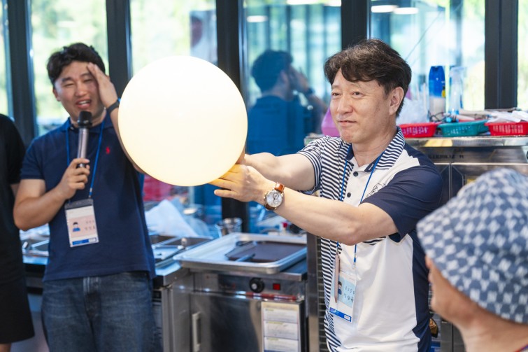 YTo1ODp7czo4OiJGaWxlTmFtZSI7czo0MDoiZTVkZWU0ZWYtYTg5NC00ZDkyLWFlYjQtMDNjNjBiNWQ1MTZiLmpwZyI7czoxMjoiRmlsZURhdGVUaW1lIjtpOjE3NTcyMjM3MTI7czo4OiJGaWxlU2l6ZSI7aToxMzUwMzU1O3M6ODoiRmlsZVR5cGUiO2k6MjtzOjg6Ik1pbWVUeXBlIjtzOjEwOiJpbWFnZS9qcGVnIjtzOjEzOiJTZWN0aW9uc0ZvdW5kIjtzOjMwOiJBTllfVEFHLCBJRkQwLCBUSFVNQk5BSUwsIEVYSUYiO3M6ODoiQ09NUFVURUQiO2E6OTp7czo0OiJodG1sIjtzOjI2OiJ3aWR0aD0iMTc1MiIgaGVpZ2h0PSIxMTY4IiI7czo2OiJIZWlnaHQiO2k6MTE2ODtzOjU6IldpZHRoIjtpOjE3NTI7czo3OiJJc0NvbG9yIjtpOjE7czoxNzoiQnl0ZU9yZGVyTW90b3JvbGEiO2k6MDtzOjE1OiJBcGVydHVyZUZOdW1iZXIiO3M6NToiZi8yLjgiO3M6OToiQ29weXJpZ2h0IjtzOjQ6IllBQkMiO3M6MTg6IlRodW1ibmFpbC5GaWxlVHlwZSI7aToyO3M6MTg6IlRodW1ibmFpbC5NaW1lVHlwZSI7czoxMDoiaW1hZ2UvanBlZyI7fXM6NDoiTWFrZSI7czo0OiJTT05ZIjtzOjU6Ik1vZGVsIjtzOjg6IklMQ0UtN000IjtzOjExOiJYUmVzb2x1dGlvbiI7czo1OiIyNDAvMSI7czoxMToiWVJlc29sdXRpb24iO3M6NToiMjQwLzEiO3M6MTQ6IlJlc29sdXRpb25Vbml0IjtpOjI7czo4OiJTb2Z0d2FyZSI7czo1MjoiQWRvYmUgUGhvdG9zaG9wIExpZ2h0cm9vbSBDbGFzc2ljIDE0LjUuMSAoTWFjaW50b3NoKSI7czo4OiJEYXRlVGltZSI7czoxOToiMjAyNTowOTowNyAxNDo0MDowNiI7czo2OiJBcnRpc3QiO3M6NzoiWUFCQ19TRyI7czo5OiJDb3B5cmlnaHQiO3M6NDoiWUFCQyI7czoxNjoiRXhpZl9JRkRfUG9pbnRlciI7aToyNTQ7czo5OiJUSFVNQk5BSUwiO2E6Njp7czoxMToiQ29tcHJlc3Npb24iO2k6NjtzOjExOiJYUmVzb2x1dGlvbiI7czo0OiI3Mi8xIjtzOjExOiJZUmVzb2x1dGlvbiI7czo0OiI3Mi8xIjtzOjE0OiJSZXNvbHV0aW9uVW5pdCI7aToyO3M6MjE6IkpQRUdJbnRlcmNoYW5nZUZvcm1hdCI7aToxMDQwO3M6Mjc6IkpQRUdJbnRlcmNoYW5nZUZvcm1hdExlbmd0aCI7aToxOTI5NTt9czoxMjoiRXhwb3N1cmVUaW1lIjtzOjU6IjEvMjUwIjtzOjc6IkZOdW1iZXIiO3M6NToiMjgvMTAiO3M6MTU6IkV4cG9zdXJlUHJvZ3JhbSI7aToxO3M6MTU6IklTT1NwZWVkUmF0aW5ncyI7aTo2NDA7czoxOToiVW5kZWZpbmVkVGFnOjB4ODgzMCI7aToyO3M6MTk6IlVuZGVmaW5lZFRhZzoweDg4MzIiO2k6NjQwO3M6MTE6IkV4aWZWZXJzaW9uIjtzOjQ6IjAyMzIiO3M6MTY6IkRhdGVUaW1lT3JpZ2luYWwiO3M6MTk6IjIwMjU6MDk6MDYgMTc6MjU6MDgiO3M6MTc6IkRhdGVUaW1lRGlnaXRpemVkIjtzOjE5OiIyMDI1OjA5OjA2IDE3OjI1OjA4IjtzOjE5OiJVbmRlZmluZWRUYWc6MHg5MDEwIjtzOjY6IiswOTowMCI7czoxOToiVW5kZWZpbmVkVGFnOjB4OTAxMSI7czo2OiIrMDk6MDAiO3M6MTk6IlVuZGVmaW5lZFRhZzoweDkwMTIiO3M6NjoiKzA5OjAwIjtzOjE3OiJTaHV0dGVyU3BlZWRWYWx1ZSI7czoxNToiNzk2NTc4NC8xMDAwMDAwIjtzOjEzOiJBcGVydHVyZVZhbHVlIjtzOjE1OiIyOTcwODU0LzEwMDAwMDAiO3M6MTU6IkJyaWdodG5lc3NWYWx1ZSI7czo5OiI2MDA0LzI1NjAiO3M6MTc6IkV4cG9zdXJlQmlhc1ZhbHVlIjtzOjQ6IjAvMTAiO3M6MTY6Ik1heEFwZXJ0dXJlVmFsdWUiO3M6NzoiNzYwLzI1NiI7czoxMjoiTWV0ZXJpbmdNb2RlIjtpOjU7czoxMToiTGlnaHRTb3VyY2UiO2k6MDtzOjU6IkZsYXNoIjtpOjEzO3M6MTE6IkZvY2FsTGVuZ3RoIjtzOjY6IjU3MC8xMCI7czoxODoiU3ViU2VjVGltZU9yaWdpbmFsIjtzOjM6IjA3MyI7czoxOToiU3ViU2VjVGltZURpZ2l0aXplZCI7czozOiIwNzMiO3M6MTA6IkNvbG9yU3BhY2UiO2k6NjU1MzU7czoyMToiRm9jYWxQbGFuZVhSZXNvbHV0aW9uIjtzOjE0OiI2NDQ0OTMzOS8zMjc2OCI7czoyMToiRm9jYWxQbGFuZVlSZXNvbHV0aW9uIjtzOjE0OiI2NDQ0OTMzOS8zMjc2OCI7czoyNDoiRm9jYWxQbGFuZVJlc29sdXRpb25Vbml0IjtpOjM7czoxMDoiRmlsZVNvdXJjZSI7czoxOiIDIjtzOjk6IlNjZW5lVHlwZSI7czoxOiIBIjtzOjE0OiJDdXN0b21SZW5kZXJlZCI7aTowO3M6MTI6IkV4cG9zdXJlTW9kZSI7aToxO3M6MTI6IldoaXRlQmFsYW5jZSI7aToxO3M6MTY6IkRpZ2l0YWxab29tUmF0aW8iO3M6NToiMTYvMTYiO3M6MjE6IkZvY2FsTGVuZ3RoSW4zNW1tRmlsbSI7aTo1NztzOjE2OiJTY2VuZUNhcHR1cmVUeXBlIjtpOjA7czo4OiJDb250cmFzdCI7aTowO3M6MTA6IlNhdHVyYXRpb24iO2k6MDtzOjk6IlNoYXJwbmVzcyI7aTowO3M6MTk6IlVuZGVmaW5lZFRhZzoweEE0MzIiO2E6NDp7aTowO3M6NjoiMjQwLzEwIjtpOjE7czo2OiI3MDAvMTAiO2k6MjtzOjU6IjI4LzEwIjtpOjM7czo1OiIyOC8xMCI7fXM6MTk6IlVuZGVmaW5lZFRhZzoweEE0MzQiO3M6MjE6IkZFIDI0LTcwbW0gRjIuOCBHTSBJSSI7fQ==