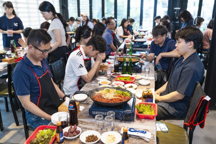 YTo1ODp7czo4OiJGaWxlTmFtZSI7czo0MDoiZjdjNDVjZWItM2RiMC00NjA1LWJkMDQtNGU4Y2JiODg4MTI3LmpwZyI7czoxMjoiRmlsZURhdGVUaW1lIjtpOjE3NTcyMjM3MTE7czo4OiJGaWxlU2l6ZSI7aToxNzI5NTcxO3M6ODoiRmlsZVR5cGUiO2k6MjtzOjg6Ik1pbWVUeXBlIjtzOjEwOiJpbWFnZS9qcGVnIjtzOjEzOiJTZWN0aW9uc0ZvdW5kIjtzOjMwOiJBTllfVEFHLCBJRkQwLCBUSFVNQk5BSUwsIEVYSUYiO3M6ODoiQ09NUFVURUQiO2E6OTp7czo0OiJodG1sIjtzOjI2OiJ3aWR0aD0iMTc1MiIgaGVpZ2h0PSIxMTY4IiI7czo2OiJIZWlnaHQiO2k6MTE2ODtzOjU6IldpZHRoIjtpOjE3NTI7czo3OiJJc0NvbG9yIjtpOjE7czoxNzoiQnl0ZU9yZGVyTW90b3JvbGEiO2k6MDtzOjE1OiJBcGVydHVyZUZOdW1iZXIiO3M6NToiZi8yLjgiO3M6OToiQ29weXJpZ2h0IjtzOjQ6IllBQkMiO3M6MTg6IlRodW1ibmFpbC5GaWxlVHlwZSI7aToyO3M6MTg6IlRodW1ibmFpbC5NaW1lVHlwZSI7czoxMDoiaW1hZ2UvanBlZyI7fXM6NDoiTWFrZSI7czo0OiJTT05ZIjtzOjU6Ik1vZGVsIjtzOjg6IklMQ0UtN000IjtzOjExOiJYUmVzb2x1dGlvbiI7czo1OiIyNDAvMSI7czoxMToiWVJlc29sdXRpb24iO3M6NToiMjQwLzEiO3M6MTQ6IlJlc29sdXRpb25Vbml0IjtpOjI7czo4OiJTb2Z0d2FyZSI7czo1MjoiQWRvYmUgUGhvdG9zaG9wIExpZ2h0cm9vbSBDbGFzc2ljIDE0LjUuMSAoTWFjaW50b3NoKSI7czo4OiJEYXRlVGltZSI7czoxOToiMjAyNTowOTowNyAxNDo0MDowMiI7czo2OiJBcnRpc3QiO3M6NzoiWUFCQ19TRyI7czo5OiJDb3B5cmlnaHQiO3M6NDoiWUFCQyI7czoxNjoiRXhpZl9JRkRfUG9pbnRlciI7aToyNTQ7czo5OiJUSFVNQk5BSUwiO2E6Njp7czoxMToiQ29tcHJlc3Npb24iO2k6NjtzOjExOiJYUmVzb2x1dGlvbiI7czo0OiI3Mi8xIjtzOjExOiJZUmVzb2x1dGlvbiI7czo0OiI3Mi8xIjtzOjE0OiJSZXNvbHV0aW9uVW5pdCI7aToyO3M6MjE6IkpQRUdJbnRlcmNoYW5nZUZvcm1hdCI7aToxMDQwO3M6Mjc6IkpQRUdJbnRlcmNoYW5nZUZvcm1hdExlbmd0aCI7aToyNTUwNDt9czoxMjoiRXhwb3N1cmVUaW1lIjtzOjU6IjEvMjUwIjtzOjc6IkZOdW1iZXIiO3M6NToiMjgvMTAiO3M6MTU6IkV4cG9zdXJlUHJvZ3JhbSI7aToxO3M6MTU6IklTT1NwZWVkUmF0aW5ncyI7aTo2NDA7czoxOToiVW5kZWZpbmVkVGFnOjB4ODgzMCI7aToyO3M6MTk6IlVuZGVmaW5lZFRhZzoweDg4MzIiO2k6NjQwO3M6MTE6IkV4aWZWZXJzaW9uIjtzOjQ6IjAyMzIiO3M6MTY6IkRhdGVUaW1lT3JpZ2luYWwiO3M6MTk6IjIwMjU6MDk6MDYgMTY6MzY6MDYiO3M6MTc6IkRhdGVUaW1lRGlnaXRpemVkIjtzOjE5OiIyMDI1OjA5OjA2IDE2OjM2OjA2IjtzOjE5OiJVbmRlZmluZWRUYWc6MHg5MDEwIjtzOjY6IiswOTowMCI7czoxOToiVW5kZWZpbmVkVGFnOjB4OTAxMSI7czo2OiIrMDk6MDAiO3M6MTk6IlVuZGVmaW5lZFRhZzoweDkwMTIiO3M6NjoiKzA5OjAwIjtzOjE3OiJTaHV0dGVyU3BlZWRWYWx1ZSI7czoxNToiNzk2NTc4NC8xMDAwMDAwIjtzOjEzOiJBcGVydHVyZVZhbHVlIjtzOjE1OiIyOTcwODU0LzEwMDAwMDAiO3M6MTU6IkJyaWdodG5lc3NWYWx1ZSI7czo5OiI1MzY0LzI1NjAiO3M6MTc6IkV4cG9zdXJlQmlhc1ZhbHVlIjtzOjQ6IjAvMTAiO3M6MTY6Ik1heEFwZXJ0dXJlVmFsdWUiO3M6NzoiNzYwLzI1NiI7czoxMjoiTWV0ZXJpbmdNb2RlIjtpOjU7czoxMToiTGlnaHRTb3VyY2UiO2k6MDtzOjU6IkZsYXNoIjtpOjEzO3M6MTE6IkZvY2FsTGVuZ3RoIjtzOjY6IjMyMC8xMCI7czoxODoiU3ViU2VjVGltZU9yaWdpbmFsIjtzOjM6IjY5NSI7czoxOToiU3ViU2VjVGltZURpZ2l0aXplZCI7czozOiI2OTUiO3M6MTA6IkNvbG9yU3BhY2UiO2k6NjU1MzU7czoyMToiRm9jYWxQbGFuZVhSZXNvbHV0aW9uIjtzOjE0OiI2NDQ0OTMzOS8zMjc2OCI7czoyMToiRm9jYWxQbGFuZVlSZXNvbHV0aW9uIjtzOjE0OiI2NDQ0OTMzOS8zMjc2OCI7czoyNDoiRm9jYWxQbGFuZVJlc29sdXRpb25Vbml0IjtpOjM7czoxMDoiRmlsZVNvdXJjZSI7czoxOiIDIjtzOjk6IlNjZW5lVHlwZSI7czoxOiIBIjtzOjE0OiJDdXN0b21SZW5kZXJlZCI7aTowO3M6MTI6IkV4cG9zdXJlTW9kZSI7aToxO3M6MTI6IldoaXRlQmFsYW5jZSI7aToxO3M6MTY6IkRpZ2l0YWxab29tUmF0aW8iO3M6NToiMTYvMTYiO3M6MjE6IkZvY2FsTGVuZ3RoSW4zNW1tRmlsbSI7aTozMjtzOjE2OiJTY2VuZUNhcHR1cmVUeXBlIjtpOjA7czo4OiJDb250cmFzdCI7aTowO3M6MTA6IlNhdHVyYXRpb24iO2k6MDtzOjk6IlNoYXJwbmVzcyI7aTowO3M6MTk6IlVuZGVmaW5lZFRhZzoweEE0MzIiO2E6NDp7aTowO3M6NjoiMjQwLzEwIjtpOjE7czo2OiI3MDAvMTAiO2k6MjtzOjU6IjI4LzEwIjtpOjM7czo1OiIyOC8xMCI7fXM6MTk6IlVuZGVmaW5lZFRhZzoweEE0MzQiO3M6MjE6IkZFIDI0LTcwbW0gRjIuOCBHTSBJSSI7fQ==