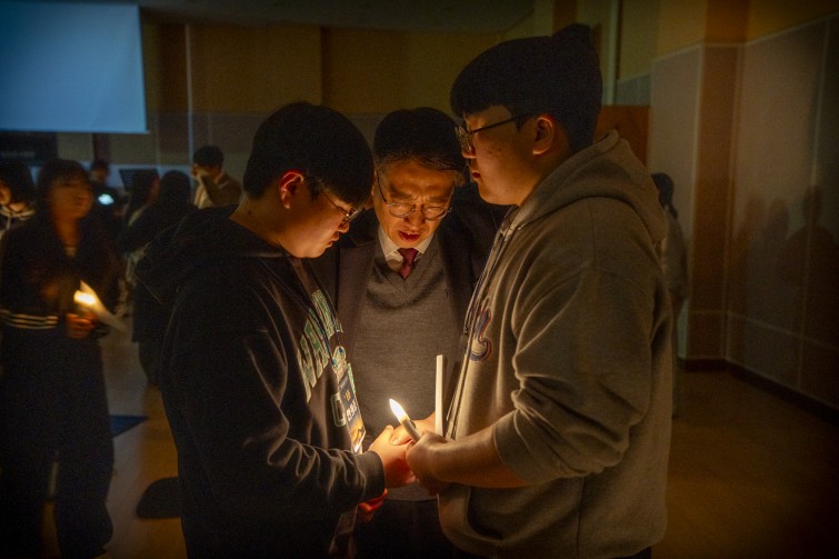 YTo1ODp7czo4OiJGaWxlTmFtZSI7czo0MDoiNDg5NmI2YzAtNjU0Yi00ODllLWEzMmEtOWM0MjRiYWEzMjJkLmpwZyI7czoxMjoiRmlsZURhdGVUaW1lIjtpOjE3NzA3MDQ0OTk7czo4OiJGaWxlU2l6ZSI7aToxNjk0NTYwO3M6ODoiRmlsZVR5cGUiO2k6MjtzOjg6Ik1pbWVUeXBlIjtzOjEwOiJpbWFnZS9qcGVnIjtzOjEzOiJTZWN0aW9uc0ZvdW5kIjtzOjMwOiJBTllfVEFHLCBJRkQwLCBUSFVNQk5BSUwsIEVYSUYiO3M6ODoiQ09NUFVURUQiO2E6OTp7czo0OiJodG1sIjtzOjI2OiJ3aWR0aD0iMTc1MiIgaGVpZ2h0PSIxMTY4IiI7czo2OiJIZWlnaHQiO2k6MTE2ODtzOjU6IldpZHRoIjtpOjE3NTI7czo3OiJJc0NvbG9yIjtpOjE7czoxNzoiQnl0ZU9yZGVyTW90b3JvbGEiO2k6MDtzOjE1OiJBcGVydHVyZUZOdW1iZXIiO3M6NToiZi8yLjgiO3M6OToiQ29weXJpZ2h0IjtzOjQ6IllBQkMiO3M6MTg6IlRodW1ibmFpbC5GaWxlVHlwZSI7aToyO3M6MTg6IlRodW1ibmFpbC5NaW1lVHlwZSI7czoxMDoiaW1hZ2UvanBlZyI7fXM6NDoiTWFrZSI7czo0OiJTT05ZIjtzOjU6Ik1vZGVsIjtzOjg6IklMQ0UtN000IjtzOjExOiJYUmVzb2x1dGlvbiI7czo1OiIyNDAvMSI7czoxMToiWVJlc29sdXRpb24iO3M6NToiMjQwLzEiO3M6MTQ6IlJlc29sdXRpb25Vbml0IjtpOjI7czo4OiJTb2Z0d2FyZSI7czo1MjoiQWRvYmUgUGhvdG9zaG9wIExpZ2h0cm9vbSBDbGFzc2ljIDE1LjEuMSAoTWFjaW50b3NoKSI7czo4OiJEYXRlVGltZSI7czoxOToiMjAyNjowMjoxMCAxNDo1NDo0NiI7czo2OiJBcnRpc3QiO3M6NzoiWUFCQ19TRyI7czo5OiJDb3B5cmlnaHQiO3M6NDoiWUFCQyI7czoxNjoiRXhpZl9JRkRfUG9pbnRlciI7aToyNTQ7czo5OiJUSFVNQk5BSUwiO2E6Njp7czoxMToiQ29tcHJlc3Npb24iO2k6NjtzOjExOiJYUmVzb2x1dGlvbiI7czo0OiI3Mi8xIjtzOjExOiJZUmVzb2x1dGlvbiI7czo0OiI3Mi8xIjtzOjE0OiJSZXNvbHV0aW9uVW5pdCI7aToyO3M6MjE6IkpQRUdJbnRlcmNoYW5nZUZvcm1hdCI7aToxMDQwO3M6Mjc6IkpQRUdJbnRlcmNoYW5nZUZvcm1hdExlbmd0aCI7aToxMTI1Nzt9czoxMjoiRXhwb3N1cmVUaW1lIjtzOjQ6IjEvMTMiO3M6NzoiRk51bWJlciI7czo1OiIyOC8xMCI7czoxNToiRXhwb3N1cmVQcm9ncmFtIjtpOjE7czoxNToiSVNPU3BlZWRSYXRpbmdzIjtpOjIwMDA7czoxOToiVW5kZWZpbmVkVGFnOjB4ODgzMCI7aToyO3M6MTk6IlVuZGVmaW5lZFRhZzoweDg4MzIiO2k6MjAwMDtzOjExOiJFeGlmVmVyc2lvbiI7czo0OiIwMjMyIjtzOjE2OiJEYXRlVGltZU9yaWdpbmFsIjtzOjE5OiIyMDI2OjAyOjA4IDIxOjIzOjMyIjtzOjE3OiJEYXRlVGltZURpZ2l0aXplZCI7czoxOToiMjAyNjowMjowOCAyMToyMzozMiI7czoxOToiVW5kZWZpbmVkVGFnOjB4OTAxMCI7czo2OiIrMDk6MDAiO3M6MTk6IlVuZGVmaW5lZFRhZzoweDkwMTEiO3M6NjoiKzA5OjAwIjtzOjE5OiJVbmRlZmluZWRUYWc6MHg5MDEyIjtzOjY6IiswOTowMCI7czoxNzoiU2h1dHRlclNwZWVkVmFsdWUiO3M6MTM6IjM3MDA0NC8xMDAwMDAiO3M6MTM6IkFwZXJ0dXJlVmFsdWUiO3M6MTU6IjI5NzA4NTQvMTAwMDAwMCI7czoxNToiQnJpZ2h0bmVzc1ZhbHVlIjtzOjExOiItMTQ1NzYvMjU2MCI7czoxNzoiRXhwb3N1cmVCaWFzVmFsdWUiO3M6NDoiMC8xMCI7czoxNjoiTWF4QXBlcnR1cmVWYWx1ZSI7czo3OiI3NjAvMjU2IjtzOjEyOiJNZXRlcmluZ01vZGUiO2k6NTtzOjExOiJMaWdodFNvdXJjZSI7aTowO3M6NToiRmxhc2giO2k6MTY7czoxMToiRm9jYWxMZW5ndGgiO3M6NjoiMzUwLzEwIjtzOjE4OiJTdWJTZWNUaW1lT3JpZ2luYWwiO3M6MzoiOTEyIjtzOjE5OiJTdWJTZWNUaW1lRGlnaXRpemVkIjtzOjM6IjkxMiI7czoxMDoiQ29sb3JTcGFjZSI7aTo2NTUzNTtzOjIxOiJGb2NhbFBsYW5lWFJlc29sdXRpb24iO3M6MTQ6IjY0NDQ5MzM5LzMyNzY4IjtzOjIxOiJGb2NhbFBsYW5lWVJlc29sdXRpb24iO3M6MTQ6IjY0NDQ5MzM5LzMyNzY4IjtzOjI0OiJGb2NhbFBsYW5lUmVzb2x1dGlvblVuaXQiO2k6MztzOjEwOiJGaWxlU291cmNlIjtzOjE6IgMiO3M6OToiU2NlbmVUeXBlIjtzOjE6IgEiO3M6MTQ6IkN1c3RvbVJlbmRlcmVkIjtpOjA7czoxMjoiRXhwb3N1cmVNb2RlIjtpOjE7czoxMjoiV2hpdGVCYWxhbmNlIjtpOjA7czoxNjoiRGlnaXRhbFpvb21SYXRpbyI7czo1OiIxNi8xNiI7czoyMToiRm9jYWxMZW5ndGhJbjM1bW1GaWxtIjtpOjM1O3M6MTY6IlNjZW5lQ2FwdHVyZVR5cGUiO2k6MDtzOjg6IkNvbnRyYXN0IjtpOjA7czoxMDoiU2F0dXJhdGlvbiI7aTowO3M6OToiU2hhcnBuZXNzIjtpOjA7czoxOToiVW5kZWZpbmVkVGFnOjB4QTQzMiI7YTo0OntpOjA7czo2OiIxNjAvMTAiO2k6MTtzOjY6IjM1MC8xMCI7aToyO3M6NToiMjgvMTAiO2k6MztzOjU6IjI4LzEwIjt9czoxOToiVW5kZWZpbmVkVGFnOjB4QTQzNCI7czoyMToiRkUgMTYtMzVtbSBGMi44IEdNIElJIjt9