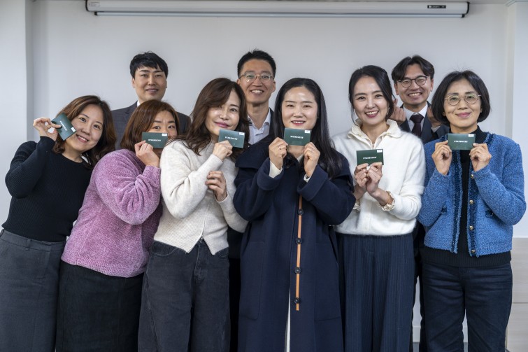 YTo1ODp7czo4OiJGaWxlTmFtZSI7czo0MDoiMGQ0ODFmN2UtOWM1MS00NThjLWI3ZGItZmQyZmUzNGMyYTQwLmpwZyI7czoxMjoiRmlsZURhdGVUaW1lIjtpOjE3NjUxNjY5NzA7czo4OiJGaWxlU2l6ZSI7aToyNDMzMDExO3M6ODoiRmlsZVR5cGUiO2k6MjtzOjg6Ik1pbWVUeXBlIjtzOjEwOiJpbWFnZS9qcGVnIjtzOjEzOiJTZWN0aW9uc0ZvdW5kIjtzOjMwOiJBTllfVEFHLCBJRkQwLCBUSFVNQk5BSUwsIEVYSUYiO3M6ODoiQ09NUFVURUQiO2E6OTp7czo0OiJodG1sIjtzOjI2OiJ3aWR0aD0iMjQwMCIgaGVpZ2h0PSIxNjAwIiI7czo2OiJIZWlnaHQiO2k6MTYwMDtzOjU6IldpZHRoIjtpOjI0MDA7czo3OiJJc0NvbG9yIjtpOjE7czoxNzoiQnl0ZU9yZGVyTW90b3JvbGEiO2k6MDtzOjE1OiJBcGVydHVyZUZOdW1iZXIiO3M6NToiZi8zLjIiO3M6OToiQ29weXJpZ2h0IjtzOjQ6IllBQkMiO3M6MTg6IlRodW1ibmFpbC5GaWxlVHlwZSI7aToyO3M6MTg6IlRodW1ibmFpbC5NaW1lVHlwZSI7czoxMDoiaW1hZ2UvanBlZyI7fXM6NDoiTWFrZSI7czo0OiJTT05ZIjtzOjU6Ik1vZGVsIjtzOjg6IklMQ0UtN000IjtzOjExOiJYUmVzb2x1dGlvbiI7czo1OiIyNDAvMSI7czoxMToiWVJlc29sdXRpb24iO3M6NToiMjQwLzEiO3M6MTQ6IlJlc29sdXRpb25Vbml0IjtpOjI7czo4OiJTb2Z0d2FyZSI7czo1MjoiQWRvYmUgUGhvdG9zaG9wIExpZ2h0cm9vbSBDbGFzc2ljIDE0LjEuMSAoTWFjaW50b3NoKSI7czo4OiJEYXRlVGltZSI7czoxOToiMjAyNToxMjowOCAxMzowODo0NSI7czo2OiJBcnRpc3QiO3M6NzoiWUFCQ19TRyI7czo5OiJDb3B5cmlnaHQiO3M6NDoiWUFCQyI7czoxNjoiRXhpZl9JRkRfUG9pbnRlciI7aToyNTQ7czo5OiJUSFVNQk5BSUwiO2E6Njp7czoxMToiQ29tcHJlc3Npb24iO2k6NjtzOjExOiJYUmVzb2x1dGlvbiI7czo0OiI3Mi8xIjtzOjExOiJZUmVzb2x1dGlvbiI7czo0OiI3Mi8xIjtzOjE0OiJSZXNvbHV0aW9uVW5pdCI7aToyO3M6MjE6IkpQRUdJbnRlcmNoYW5nZUZvcm1hdCI7aToxMDQwO3M6Mjc6IkpQRUdJbnRlcmNoYW5nZUZvcm1hdExlbmd0aCI7aToxNDYwODt9czoxMjoiRXhwb3N1cmVUaW1lIjtzOjQ6IjEvNjAiO3M6NzoiRk51bWJlciI7czo1OiIzMi8xMCI7czoxNToiRXhwb3N1cmVQcm9ncmFtIjtpOjE7czoxNToiSVNPU3BlZWRSYXRpbmdzIjtpOjIwMDtzOjE5OiJVbmRlZmluZWRUYWc6MHg4ODMwIjtpOjI7czoxOToiVW5kZWZpbmVkVGFnOjB4ODgzMiI7aToyMDA7czoxMToiRXhpZlZlcnNpb24iO3M6NDoiMDIzMiI7czoxNjoiRGF0ZVRpbWVPcmlnaW5hbCI7czoxOToiMjAyNToxMjowMyAxMjozMjo0OSI7czoxNzoiRGF0ZVRpbWVEaWdpdGl6ZWQiO3M6MTk6IjIwMjU6MTI6MDMgMTI6MzI6NDkiO3M6MTk6IlVuZGVmaW5lZFRhZzoweDkwMTAiO3M6NjoiKzA5OjAwIjtzOjE5OiJVbmRlZmluZWRUYWc6MHg5MDExIjtzOjY6IiswOTowMCI7czoxOToiVW5kZWZpbmVkVGFnOjB4OTAxMiI7czo2OiIrMDk6MDAiO3M6MTc6IlNodXR0ZXJTcGVlZFZhbHVlIjtzOjE1OiI1OTA2ODkxLzEwMDAwMDAiO3M6MTM6IkFwZXJ0dXJlVmFsdWUiO3M6MTU6IjMzNTYxNDQvMTAwMDAwMCI7czoxNToiQnJpZ2h0bmVzc1ZhbHVlIjtzOjk6IjUzNjQvMjU2MCI7czoxNzoiRXhwb3N1cmVCaWFzVmFsdWUiO3M6NDoiMC8xMCI7czoxNjoiTWF4QXBlcnR1cmVWYWx1ZSI7czo3OiI3NjAvMjU2IjtzOjEyOiJNZXRlcmluZ01vZGUiO2k6NTtzOjExOiJMaWdodFNvdXJjZSI7aTowO3M6NToiRmxhc2giO2k6MTM7czoxMToiRm9jYWxMZW5ndGgiO3M6NjoiMzgwLzEwIjtzOjE4OiJTdWJTZWNUaW1lT3JpZ2luYWwiO3M6MzoiODc4IjtzOjE5OiJTdWJTZWNUaW1lRGlnaXRpemVkIjtzOjM6Ijg3OCI7czoxMDoiQ29sb3JTcGFjZSI7aTo2NTUzNTtzOjIxOiJGb2NhbFBsYW5lWFJlc29sdXRpb24iO3M6MTQ6IjY0NDQ5MzM5LzMyNzY4IjtzOjIxOiJGb2NhbFBsYW5lWVJlc29sdXRpb24iO3M6MTQ6IjY0NDQ5MzM5LzMyNzY4IjtzOjI0OiJGb2NhbFBsYW5lUmVzb2x1dGlvblVuaXQiO2k6MztzOjEwOiJGaWxlU291cmNlIjtzOjE6IgMiO3M6OToiU2NlbmVUeXBlIjtzOjE6IgEiO3M6MTQ6IkN1c3RvbVJlbmRlcmVkIjtpOjA7czoxMjoiRXhwb3N1cmVNb2RlIjtpOjE7czoxMjoiV2hpdGVCYWxhbmNlIjtpOjE7czoxNjoiRGlnaXRhbFpvb21SYXRpbyI7czo1OiIxNi8xNiI7czoyMToiRm9jYWxMZW5ndGhJbjM1bW1GaWxtIjtpOjM4O3M6MTY6IlNjZW5lQ2FwdHVyZVR5cGUiO2k6MDtzOjg6IkNvbnRyYXN0IjtpOjA7czoxMDoiU2F0dXJhdGlvbiI7aTowO3M6OToiU2hhcnBuZXNzIjtpOjA7czoxOToiVW5kZWZpbmVkVGFnOjB4QTQzMiI7YTo0OntpOjA7czo2OiIyNDAvMTAiO2k6MTtzOjY6IjcwMC8xMCI7aToyO3M6NToiMjgvMTAiO2k6MztzOjU6IjI4LzEwIjt9czoxOToiVW5kZWZpbmVkVGFnOjB4QTQzNCI7czoyMToiRkUgMjQtNzBtbSBGMi44IEdNIElJIjt9