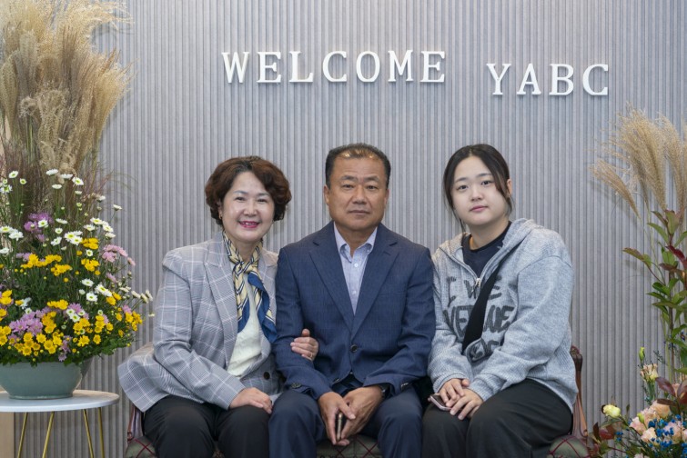 YTo1NDp7czo4OiJGaWxlTmFtZSI7czo0MDoiZWM4OTdiOTctNGM4Yy00YmI0LThhZTgtZDkwZDZkNzkxZWFkLmpwZyI7czoxMjoiRmlsZURhdGVUaW1lIjtpOjE3NjIyNDU1NjQ7czo4OiJGaWxlU2l6ZSI7aToxMzg2MTU0O3M6ODoiRmlsZVR5cGUiO2k6MjtzOjg6Ik1pbWVUeXBlIjtzOjEwOiJpbWFnZS9qcGVnIjtzOjEzOiJTZWN0aW9uc0ZvdW5kIjtzOjMwOiJBTllfVEFHLCBJRkQwLCBUSFVNQk5BSUwsIEVYSUYiO3M6ODoiQ09NUFVURUQiO2E6ODp7czo0OiJodG1sIjtzOjI2OiJ3aWR0aD0iMTUyNyIgaGVpZ2h0PSIxMDE5IiI7czo2OiJIZWlnaHQiO2k6MTAxOTtzOjU6IldpZHRoIjtpOjE1Mjc7czo3OiJJc0NvbG9yIjtpOjE7czoxNzoiQnl0ZU9yZGVyTW90b3JvbGEiO2k6MDtzOjE1OiJBcGVydHVyZUZOdW1iZXIiO3M6NToiZi8yLjgiO3M6MTg6IlRodW1ibmFpbC5GaWxlVHlwZSI7aToyO3M6MTg6IlRodW1ibmFpbC5NaW1lVHlwZSI7czoxMDoiaW1hZ2UvanBlZyI7fXM6NDoiTWFrZSI7czo0OiJTT05ZIjtzOjU6Ik1vZGVsIjtzOjk6IklMQ0UtN1JNMyI7czoxMToiWFJlc29sdXRpb24iO3M6NToiMjQwLzEiO3M6MTE6IllSZXNvbHV0aW9uIjtzOjU6IjI0MC8xIjtzOjE0OiJSZXNvbHV0aW9uVW5pdCI7aToyO3M6ODoiU29mdHdhcmUiO3M6NTA6IkFkb2JlIFBob3Rvc2hvcCBMaWdodHJvb20gQ2xhc3NpYyAxNS4wIChNYWNpbnRvc2gpIjtzOjg6IkRhdGVUaW1lIjtzOjE5OiIyMDI1OjExOjA0IDE0OjA1OjQ5IjtzOjE2OiJFeGlmX0lGRF9Qb2ludGVyIjtpOjIxNDtzOjk6IlRIVU1CTkFJTCI7YTo2OntzOjExOiJDb21wcmVzc2lvbiI7aTo2O3M6MTE6IlhSZXNvbHV0aW9uIjtzOjQ6IjcyLzEiO3M6MTE6IllSZXNvbHV0aW9uIjtzOjQ6IjcyLzEiO3M6MTQ6IlJlc29sdXRpb25Vbml0IjtpOjI7czoyMToiSlBFR0ludGVyY2hhbmdlRm9ybWF0IjtpOjk3NjtzOjI3OiJKUEVHSW50ZXJjaGFuZ2VGb3JtYXRMZW5ndGgiO2k6MTcwOTE7fXM6MTI6IkV4cG9zdXJlVGltZSI7czo1OiIxLzIwMCI7czo3OiJGTnVtYmVyIjtzOjU6IjI4LzEwIjtzOjE1OiJFeHBvc3VyZVByb2dyYW0iO2k6MTtzOjE1OiJJU09TcGVlZFJhdGluZ3MiO2k6NjQwO3M6MTk6IlVuZGVmaW5lZFRhZzoweDg4MzAiO2k6MjtzOjE5OiJVbmRlZmluZWRUYWc6MHg4ODMyIjtpOjY0MDtzOjExOiJFeGlmVmVyc2lvbiI7czo0OiIwMjMxIjtzOjE2OiJEYXRlVGltZU9yaWdpbmFsIjtzOjE5OiIyMDI1OjEwOjI2IDA5OjI5OjM3IjtzOjE3OiJEYXRlVGltZURpZ2l0aXplZCI7czoxOToiMjAyNToxMDoyNiAwOToyOTozNyI7czoxOToiVW5kZWZpbmVkVGFnOjB4OTAxMCI7czo2OiIrMDk6MDAiO3M6MTk6IlVuZGVmaW5lZFRhZzoweDkwMTEiO3M6NjoiKzA5OjAwIjtzOjE5OiJVbmRlZmluZWRUYWc6MHg5MDEyIjtzOjY6IiswOTowMCI7czoxNzoiU2h1dHRlclNwZWVkVmFsdWUiO3M6MTU6Ijc2NDM4NTYvMTAwMDAwMCI7czoxMzoiQXBlcnR1cmVWYWx1ZSI7czoxNToiMjk3MDg1NC8xMDAwMDAwIjtzOjE1OiJCcmlnaHRuZXNzVmFsdWUiO3M6OToiNTIyNC8yNTYwIjtzOjE3OiJFeHBvc3VyZUJpYXNWYWx1ZSI7czo0OiIwLzEwIjtzOjE2OiJNYXhBcGVydHVyZVZhbHVlIjtzOjc6Ijc2MC8yNTYiO3M6MTI6Ik1ldGVyaW5nTW9kZSI7aTo1O3M6MTE6IkxpZ2h0U291cmNlIjtpOjA7czo1OiJGbGFzaCI7aToxMztzOjExOiJGb2NhbExlbmd0aCI7czo2OiI1MDAvMTAiO3M6MTA6IkNvbG9yU3BhY2UiO2k6NjU1MzU7czoyMToiRm9jYWxQbGFuZVhSZXNvbHV0aW9uIjtzOjE0OiI3MDkyNDEzNC8zMjc2OCI7czoyMToiRm9jYWxQbGFuZVlSZXNvbHV0aW9uIjtzOjE0OiI3MDkyNDEzNC8zMjc2OCI7czoyNDoiRm9jYWxQbGFuZVJlc29sdXRpb25Vbml0IjtpOjM7czoxMDoiRmlsZVNvdXJjZSI7czoxOiIDIjtzOjk6IlNjZW5lVHlwZSI7czoxOiIBIjtzOjE0OiJDdXN0b21SZW5kZXJlZCI7aTowO3M6MTI6IkV4cG9zdXJlTW9kZSI7aToxO3M6MTI6IldoaXRlQmFsYW5jZSI7aTowO3M6MTY6IkRpZ2l0YWxab29tUmF0aW8iO3M6NToiMTYvMTYiO3M6MjE6IkZvY2FsTGVuZ3RoSW4zNW1tRmlsbSI7aTo1MDtzOjE2OiJTY2VuZUNhcHR1cmVUeXBlIjtpOjA7czo4OiJDb250cmFzdCI7aTowO3M6MTA6IlNhdHVyYXRpb24iO2k6MDtzOjk6IlNoYXJwbmVzcyI7aTowO3M6MTk6IlVuZGVmaW5lZFRhZzoweEE0MzIiO2E6NDp7aTowO3M6NjoiMjQwLzEwIjtpOjE7czo2OiI3MDAvMTAiO2k6MjtzOjU6IjI4LzEwIjtpOjM7czo1OiIyOC8xMCI7fXM6MTk6IlVuZGVmaW5lZFRhZzoweEE0MzQiO3M6MjE6IkZFIDI0LTcwbW0gRjIuOCBHTSBJSSI7fQ==